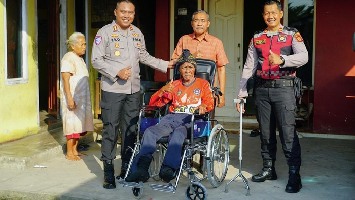 Polres OKI Salurkan Bantuan Kursi Roda kepada Tokoh Masyarakat di Kayuagung sebagai Wujud Kepedulian Sosial