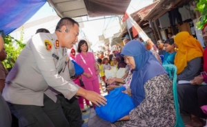 Polrestabes Surabaya Salurkan Paket Sembako Lewat Program Luthfie.Daily Berbagi
