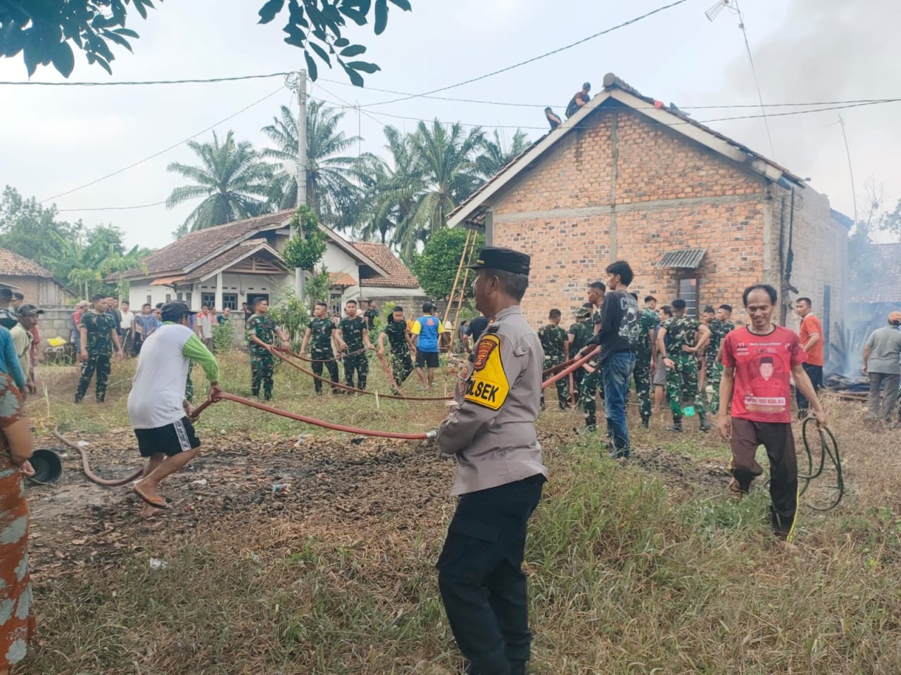 Polri Bersama TNI Bantu Padamkan Kebakaran Rumah Warga di Lampung Utara
