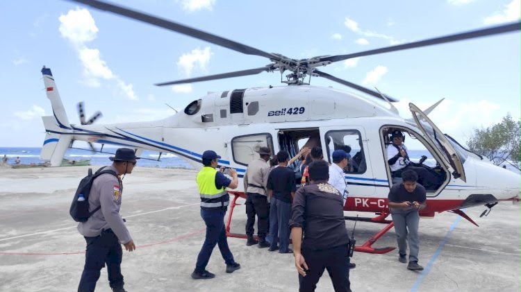Polri Evakuasi Dua Warga Palue Lewat Jalur Udara Lansia Korban Reruntuhan dan Ibu Hamil - BERITA POLRI INDEPENDEN INVESTIGASI Polri Evakuasi Dua Warga Palue Lewat Jalur Udara, Lansia Korban Reruntuhan dan Ibu Hamil