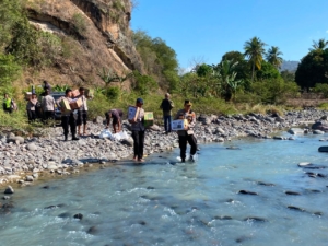 Polri Salurkan Bantuan Kapolda NTT untuk Warga Terdampak Gempa di Nagekeo