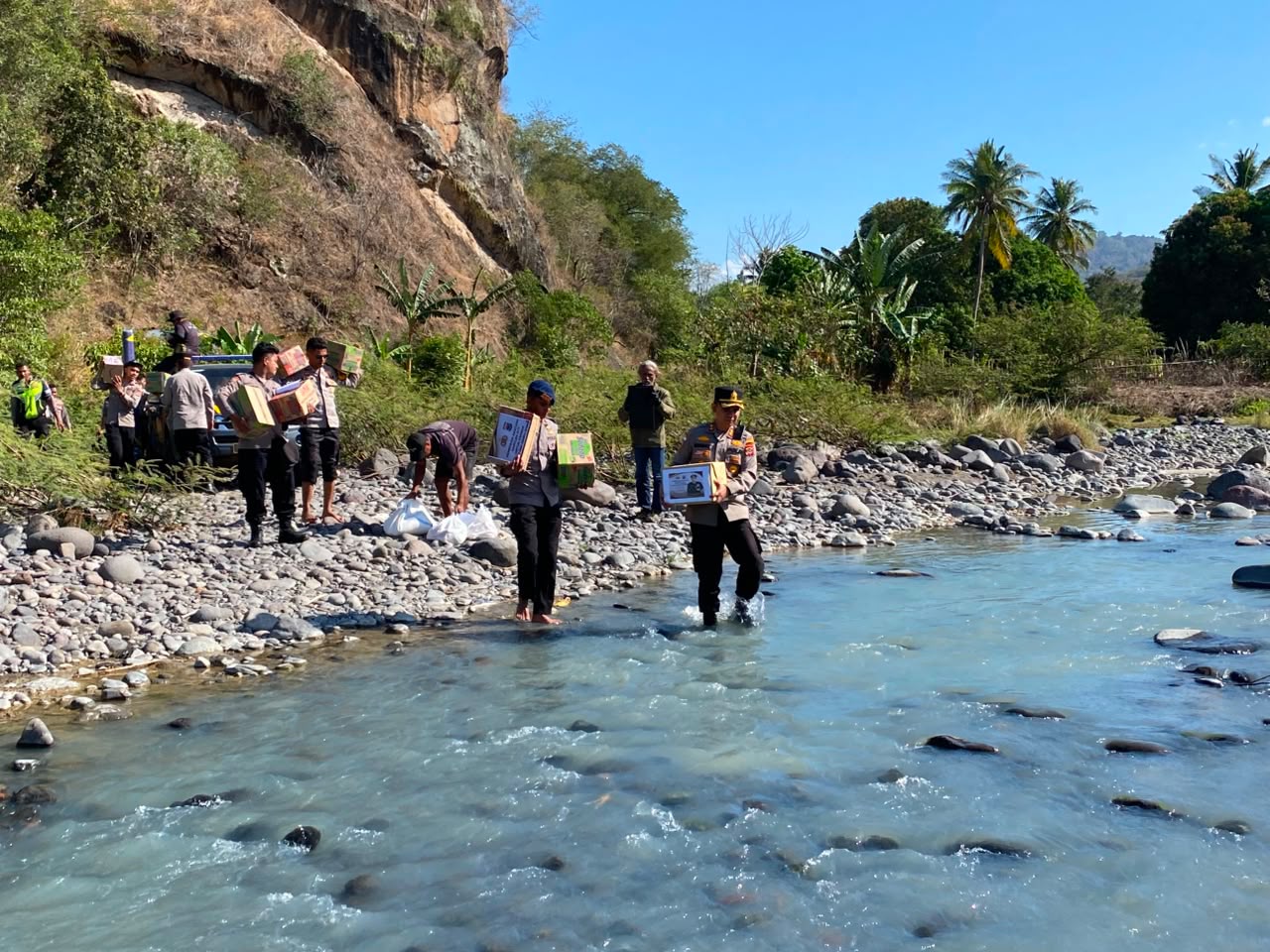 Polri Salurkan Bantuan Kapolda NTT untuk Warga Terdampak Gempa di Nagekeo
