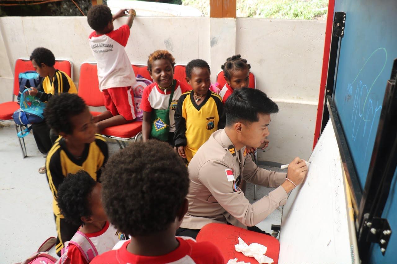 Polsek Tembagapura dan Satgas Operasi Damai Cartenz Dorong Semangat Belajar Anak-Anak - BERITA POLRI INDEPENDEN INVESTIGASI Polsek Tembagapura dan Satgas Operasi Damai Cartenz Dorong Semangat Belajar Anak-Anak