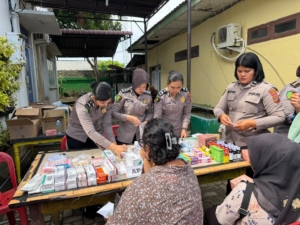 Polwan Polda Sumut Gelar Bakti Kesehatan, 200 Warga Belawan Dapat Pengobatan Gratis