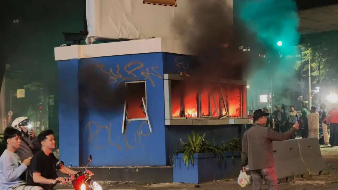 Respons Polisi Usai Pos Slipi Kembali Dibakar Massa - BERITA POLRI INDEPENDEN INVESTIGASI Respons Polisi Usai Pos Slipi Kembali Dibakar Massa