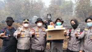 Tangani Karhutla di Pelalawan, Polda Riau Salurkan 25 Ribu Masker dan Oksigen Portable