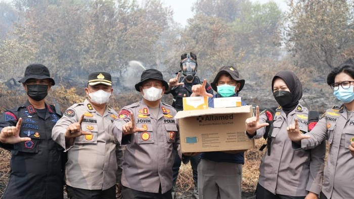 Tangani Karhutla di Pelalawan, Polda Riau Salurkan 25 Ribu Masker dan Oksigen Portable