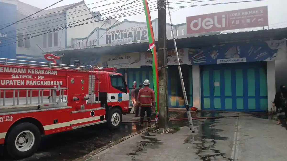 Toko Buku di Pangandaran Terbakar Kerugian Ditaksir Mencapai Ratusan Juta Rupiah - BERITA POLRI INDEPENDEN INVESTIGASI Toko Buku di Pangandaran Terbakar, Kerugian Ditaksir Mencapai Ratusan Juta Rupiah