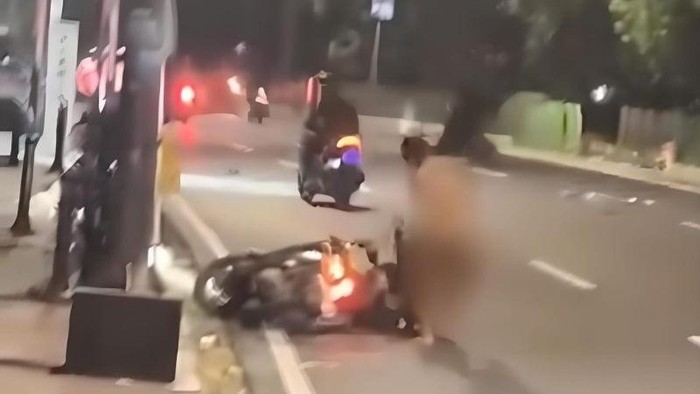 Viral Pria Tanpa Busana Mengamuk dan Memukul Pengendara Motor di Lenteng Agung