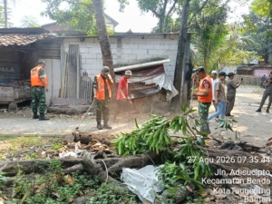 Pembersihan Sampah di Wilayah Koramil 02/Btc