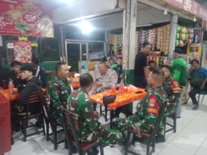 Jaga Kamtibmas Wilayah, Babinsa Koramil 03/Ps. Rebo-Ciracas Bersama Komduk Gelar Patroli Siskamling