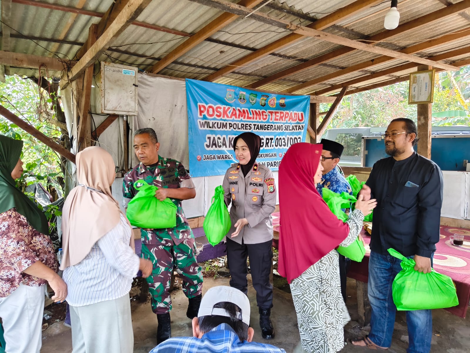 Jaga Jakarta On The Spot, Koramil 07/Pondok Aren Salurkan 50 Paket Sembako untuk Warga Parigi Lama