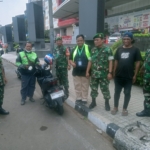 Koramil 01/Tgr Bersama Warga Bersihkan Tumpukan Sampah di Jl. Veteran
