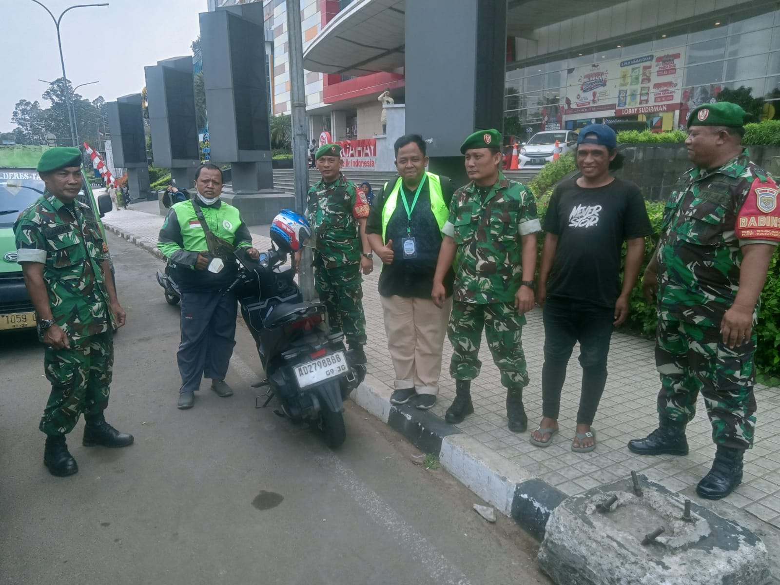 Koramil 01/Tgr Bersama Warga Bersihkan Tumpukan Sampah di Jl. Veteran