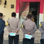 Abu Vulkanik Anak Krakatau Sampai Bogor, Polsek-Polsek Bagikan Masker ke Warga