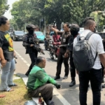 Aksi Cepat Brimob Polda Metro Jaya Bantu Pengemudi Ojol yang Mengalami Kecelakaan Saat Patroli