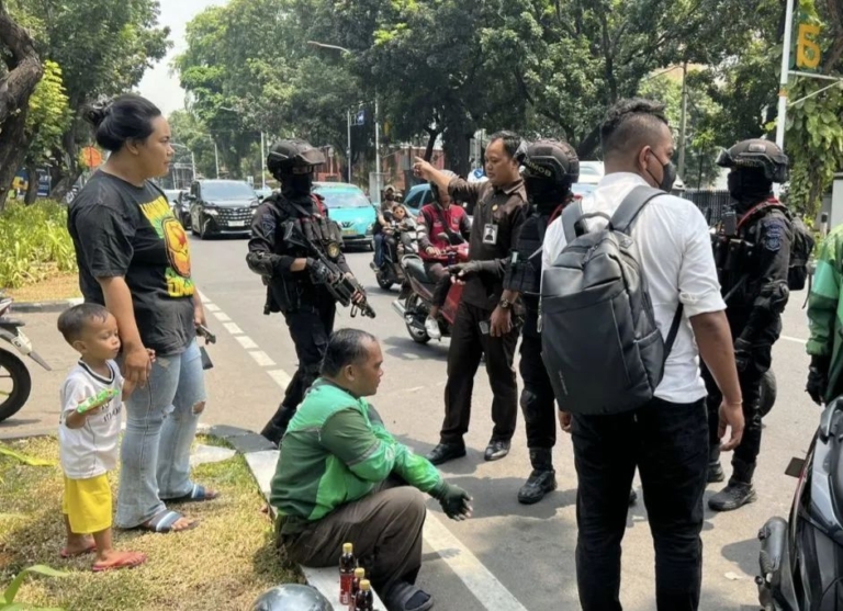 Aksi Cepat Brimob Polda Metro Jaya Bantu Pengemudi Ojol yang Mengalami Kecelakaan Saat Patroli