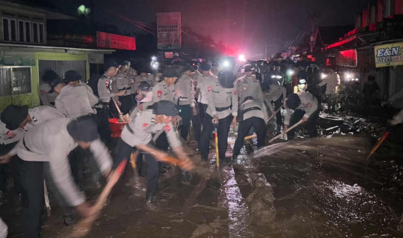 Banjir Bandang Terjang Solok, Warga Terdampak Mengungsi ke Mapolres