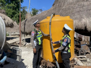 Bantu Warga Hadapi Krisis Air, Polres Sumba Barat Kerahkan Mobil Tangki