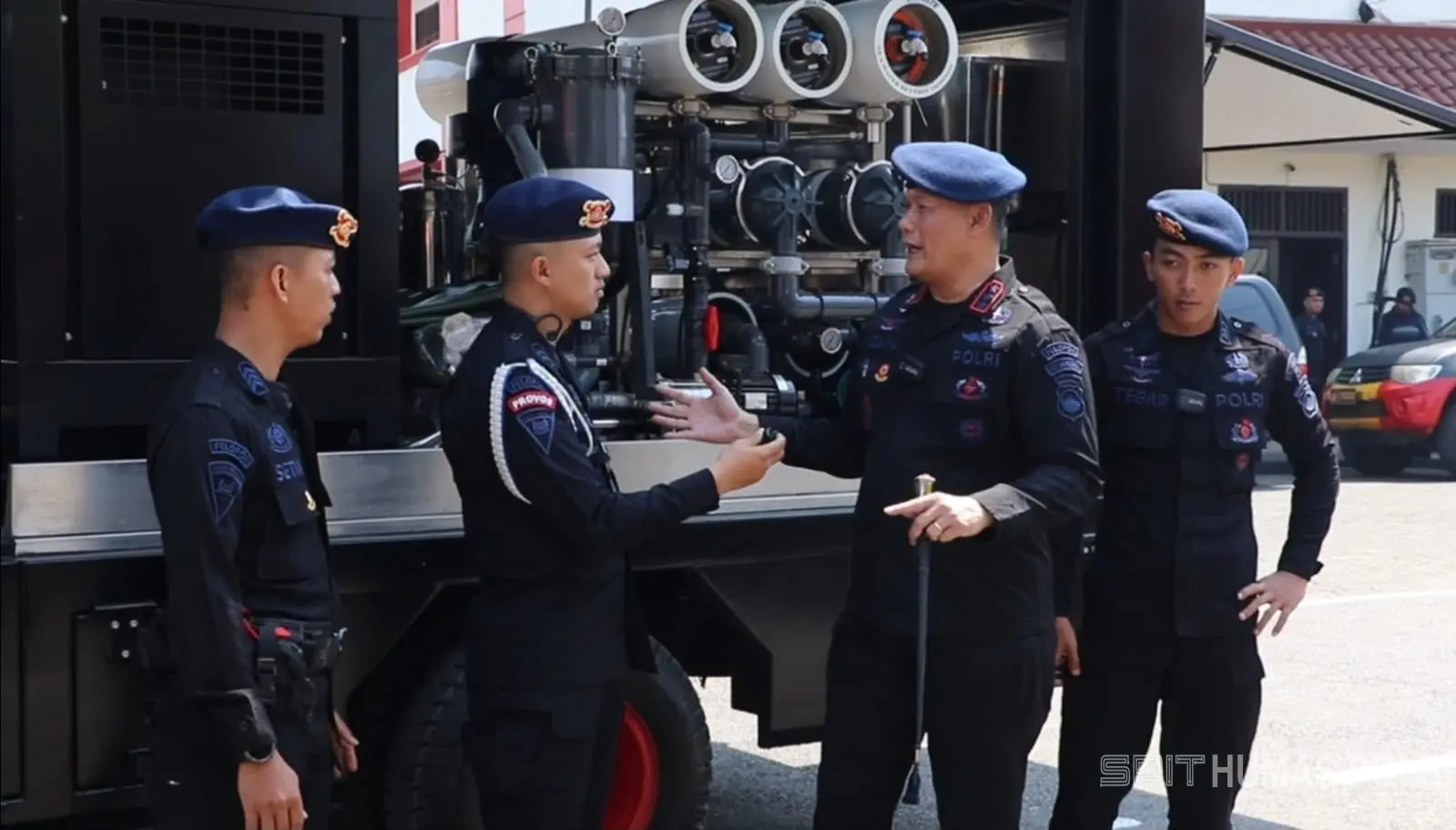 Brimob Polda Jateng Kembali Salurkan Air Bersih untuk Warga Terdampak Kekeringan di Semarang - BERITA POLRI INDEPENDEN INVESTIGASI Brimob Polda Jateng Kembali Salurkan Air Bersih untuk Warga Terdampak Kekeringan di Semarang
