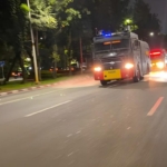 Brimob Polda Metro Semprot Jalanan di Jakarta-Bekasi Cegah Abu Vulkanik
