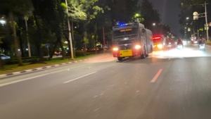Brimob Polda Metro Semprot Jalanan di Jakarta-Bekasi Cegah Abu Vulkanik