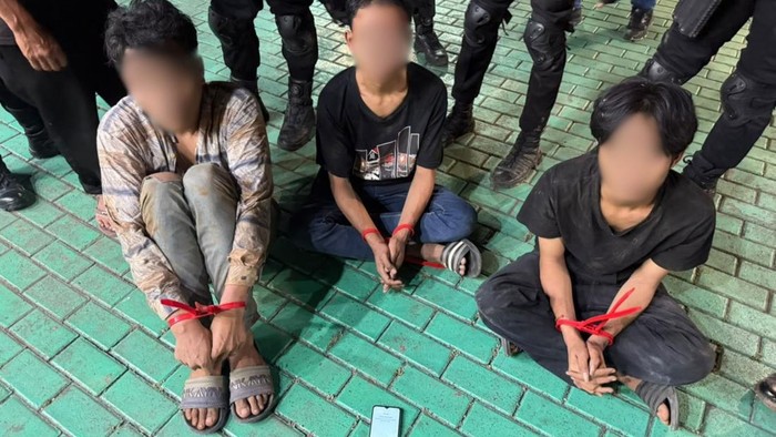 Brimob Polda Metro Tangkap Tiga Perampas HP Sopir Truk di Jakbar - BERITA POLRI INDEPENDEN INVESTIGASI Brimob Polda Metro Tangkap Tiga Perampas HP Sopir Truk di Jakbar