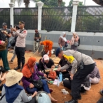 Brimob dan Polwan Polda Metro Bagikan Roti kepada Massa Hari Tani