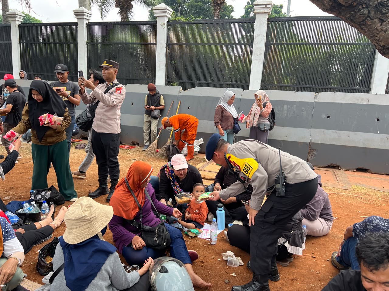 Brimob dan Polwan Polda Metro Bagikan Roti kepada Massa Hari Tani