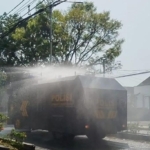 Cegah Abu Vulkanik Beterbangan, Polres Cianjur Semprot Sejumlah Jalan dengan Dua Unit Water Cannon