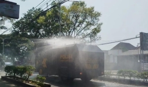 Cegah Abu Vulkanik Beterbangan, Polres Cianjur Semprot Sejumlah Jalan dengan Dua Unit Water Cannon