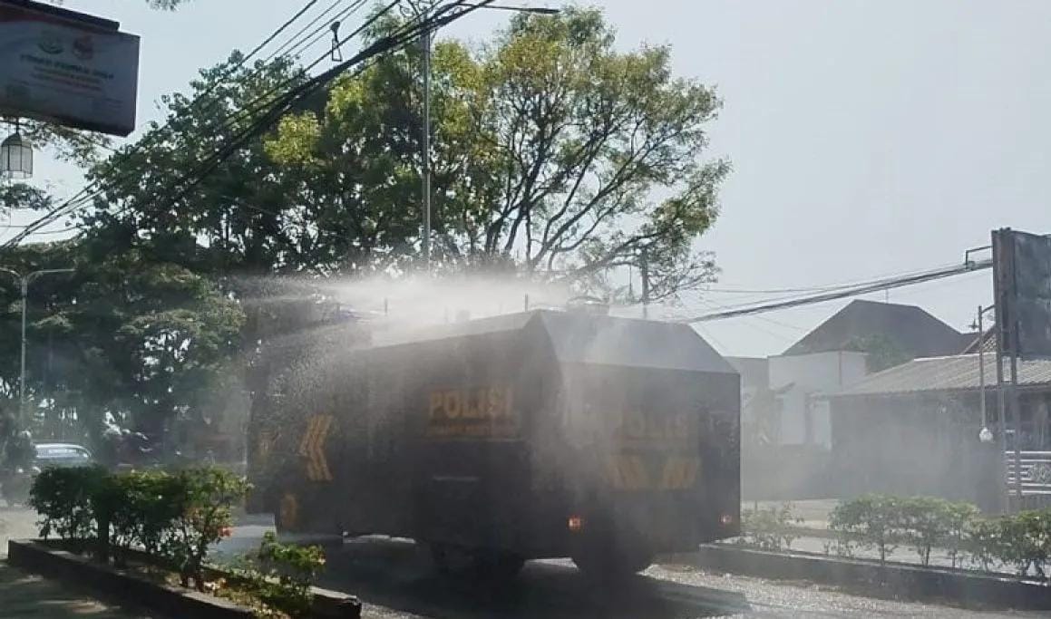 Cegah Abu Vulkanik Beterbangan, Polres Cianjur Semprot Sejumlah Jalan dengan Dua Unit Water Cannon