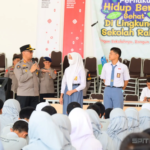 Di Tengah Kabut Asap Karhutla, Brimob Polda Jambi Beri Motivasi serta Perhatian Kesehatan Pelajar Sekolah Rakyat