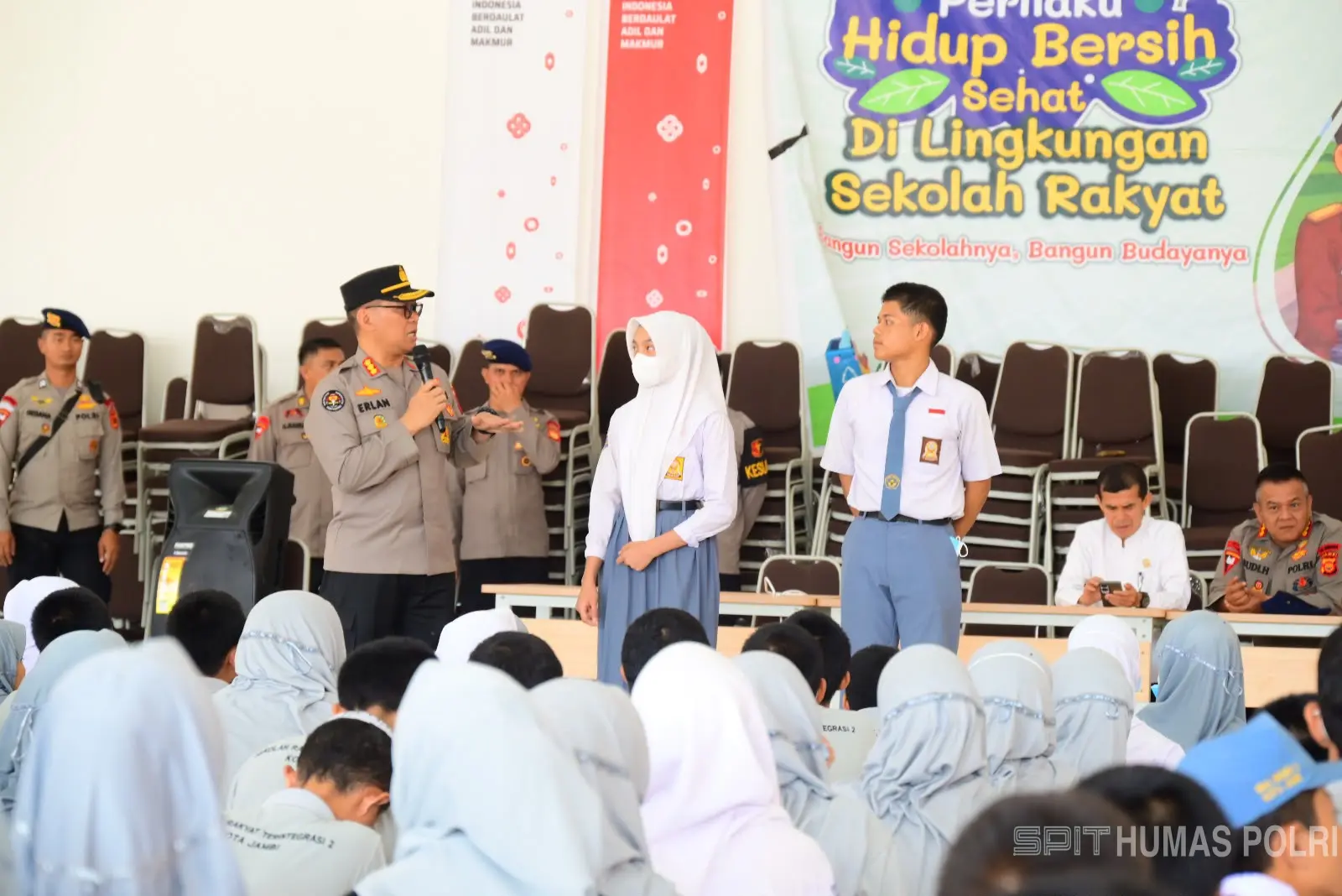 Di Tengah Kabut Asap Karhutla, Brimob Polda Jambi Beri Motivasi serta Perhatian Kesehatan Pelajar Sekolah Rakyat