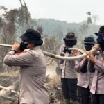 Puluhan Polwan Polda Riau Tak Gentar Hadapi Karhutla, Padamkan Api hingga Pulihkan Trauma Warga