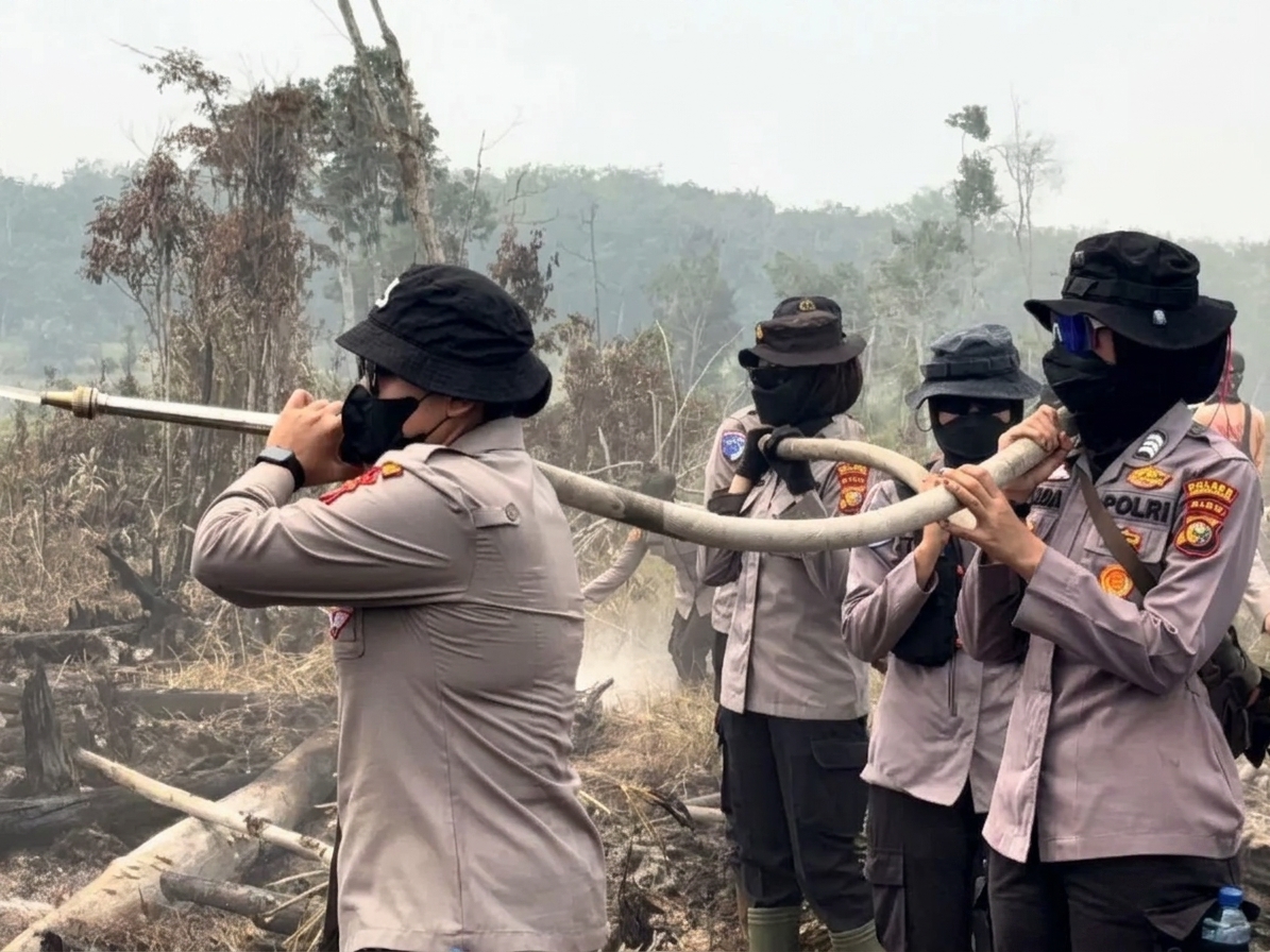 Gemini_Generated_Image_hcu6s8hcu6s8hcu6 - BERITA POLRI INDEPENDEN INVESTIGASI Puluhan Polwan Polda Riau Tak Gentar Hadapi Karhutla, Padamkan Api hingga Pulihkan Trauma Warga
