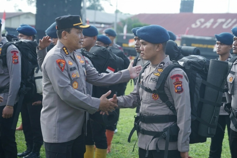 Gunung Sinabung Erupsi, Polda Sumut Siagakan 100 Personel dan Peralatan Pendukung