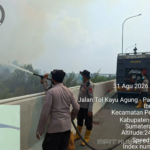 Hadapi Medan Sulit, Satgas Karhutla Polda Sumsel Padamkan Api di Pemulutan