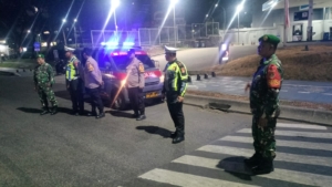 Jaga Situasi Tetap Kondusif Babinsa Bersama Komduk Gelar Patroli Malam