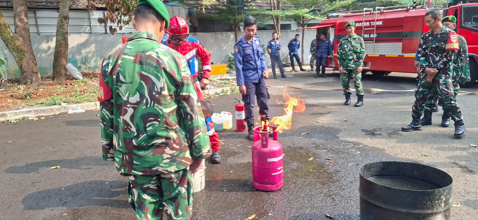 Sinergi TNI dan Damkar, Koramil 07/PDA Lakukan Kaderisasi Damkar - BERITA POLRI INDEPENDEN INVESTIGASI Sinergi TNI dan Damkar, Koramil 07/PDA Lakukan Kaderisasi Damkar