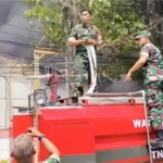 Koramil 02/Batuceper Bantu Penanganan Kebakaran Pabrik Bohlam di Batuceper