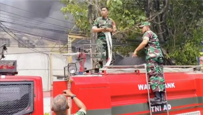 Koramil 02/Batuceper Bantu Penanganan Kebakaran Pabrik Bohlam di Batuceper