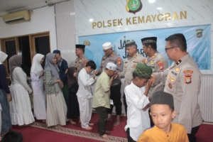 Doa Bersama dan Santunan, Polsek Kemayoran Hadir Berbagi Kebahagiaan Bersama Anak Yatim