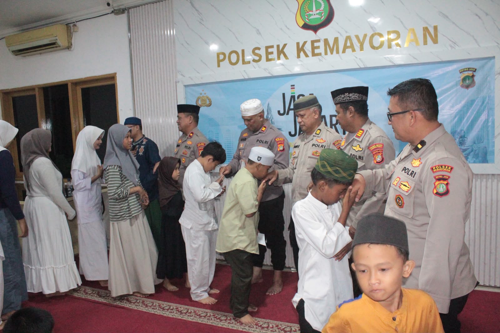 Doa Bersama dan Santunan, Polsek Kemayoran Hadir Berbagi Kebahagiaan Bersama Anak Yatim