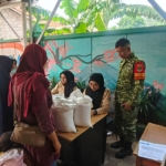 Babinsa Koramil 07/Cipayung Bantu Bagikan Sembako Kepada Warga Sekitar