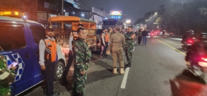 Dorong Semangat Warga Jaga Kamtibmas, Babinsa Bersama Komduk Patroli Malam