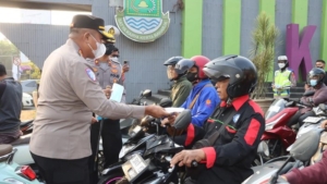 Kabupaten Tangerang Terdampak Abu Anak Krakatau, Polisi Bagikan Masker