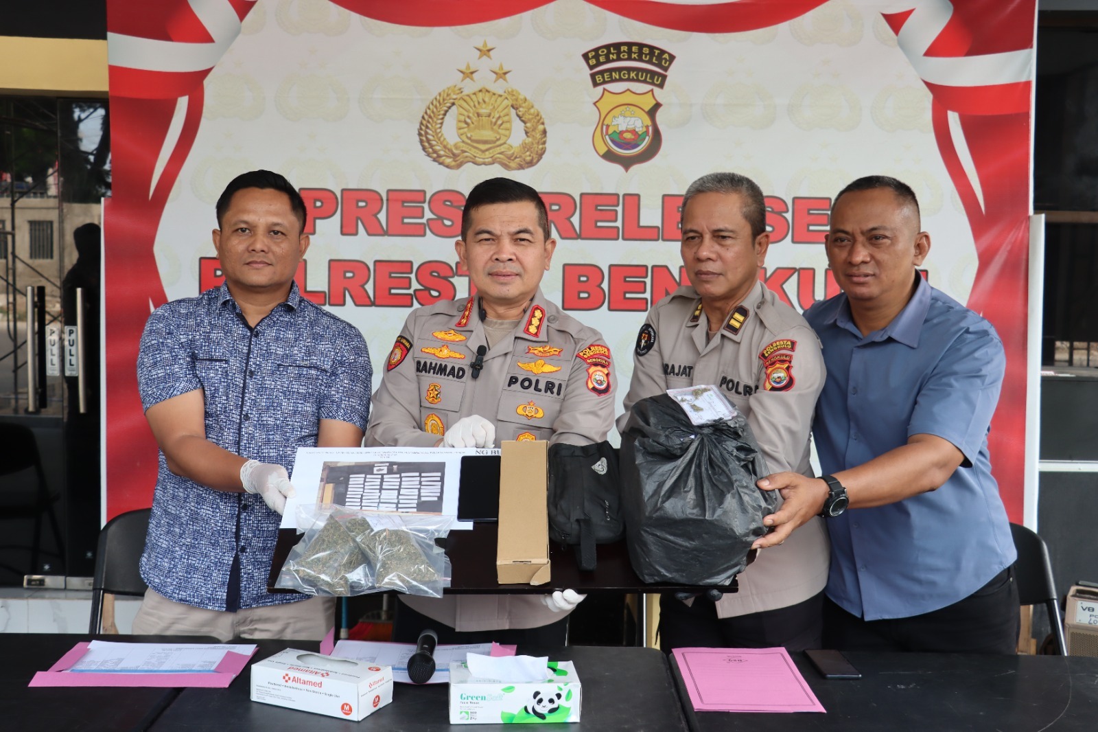 Kapolresta Bengkulu Pimpin Konferensi Pers Ungkap Kasus Penyalahgunaan Narkoba - BERITA POLRI INDEPENDEN INVESTIGASI Kapolresta Bengkulu Pimpin Konferensi Pers Ungkap Kasus Penyalahgunaan Narkoba