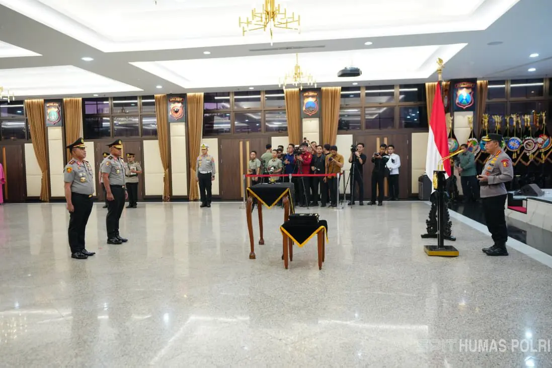 Kapolri Pimpin Upacara Serah Terima Jabatan Sejumlah Pejabat Polri