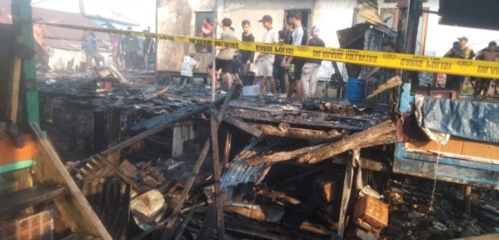 Kebakaran Rumah di Sungsang IV Polisi Bergerak Cepat Amankan Lokasi dan Lakukan Pendataan Kerugian - BERITA POLRI INDEPENDEN INVESTIGASI Kebakaran Rumah di Sungsang IV, Polisi Bergerak Cepat Amankan Lokasi dan Lakukan Pendataan Kerugian
